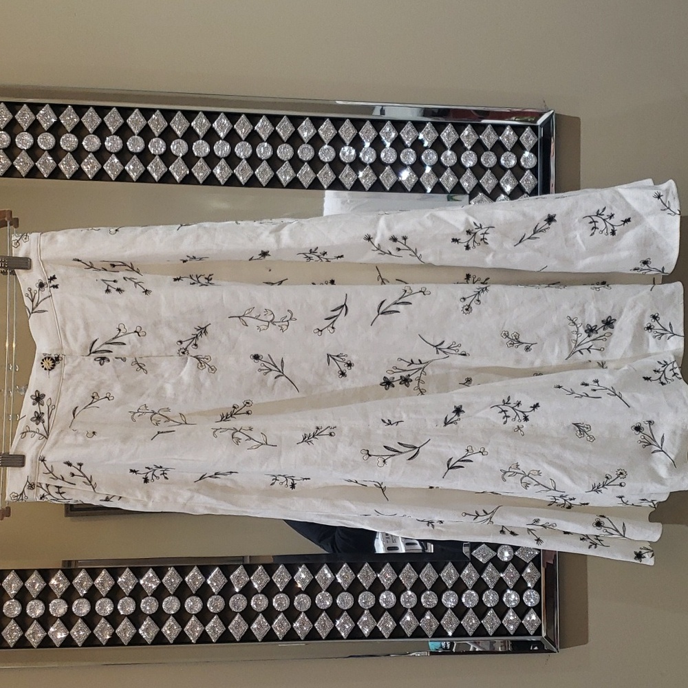 Nwt Elie Tahari size 8 skirt ecru with black flowers